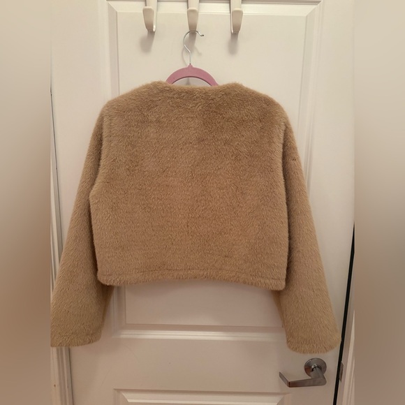 Zara Viral Faux Fur Cropped Jacket Round Neck Button Front Size L - Picture 9 of 16